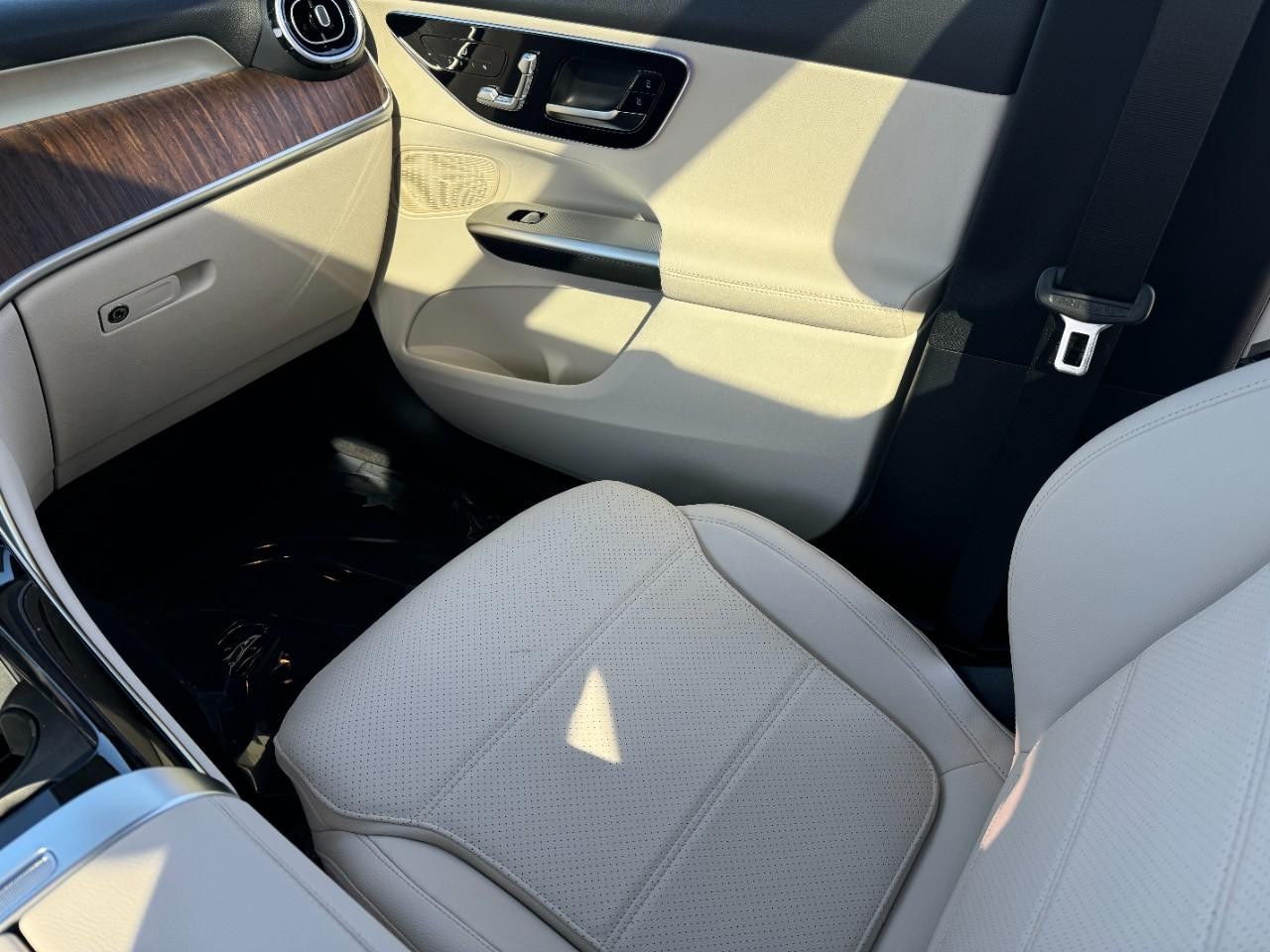 Mercedes-Benz GLC Vehicle Full-screen Gallery Image 10