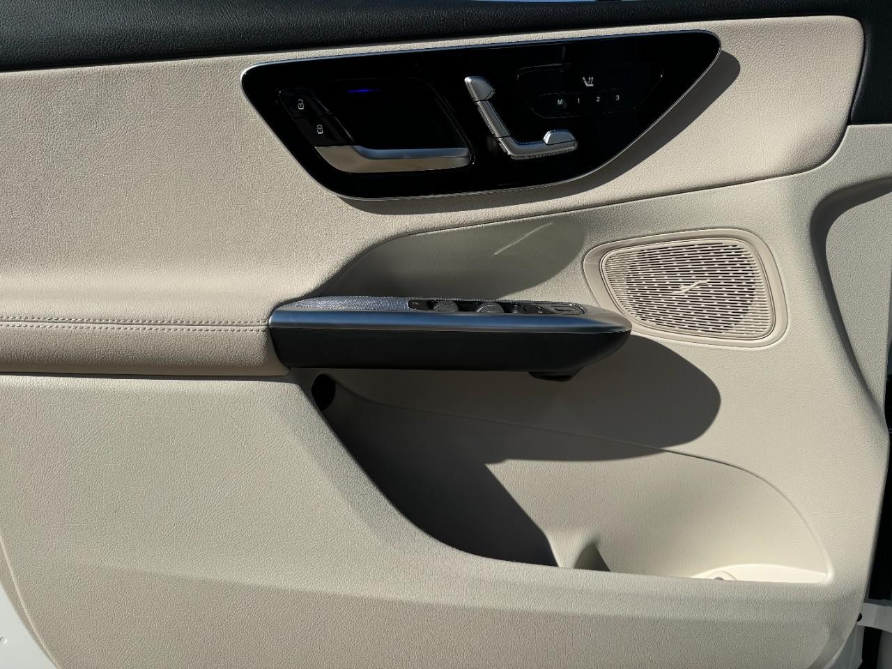 Mercedes-Benz GLC Vehicle Full-screen Gallery Image 21