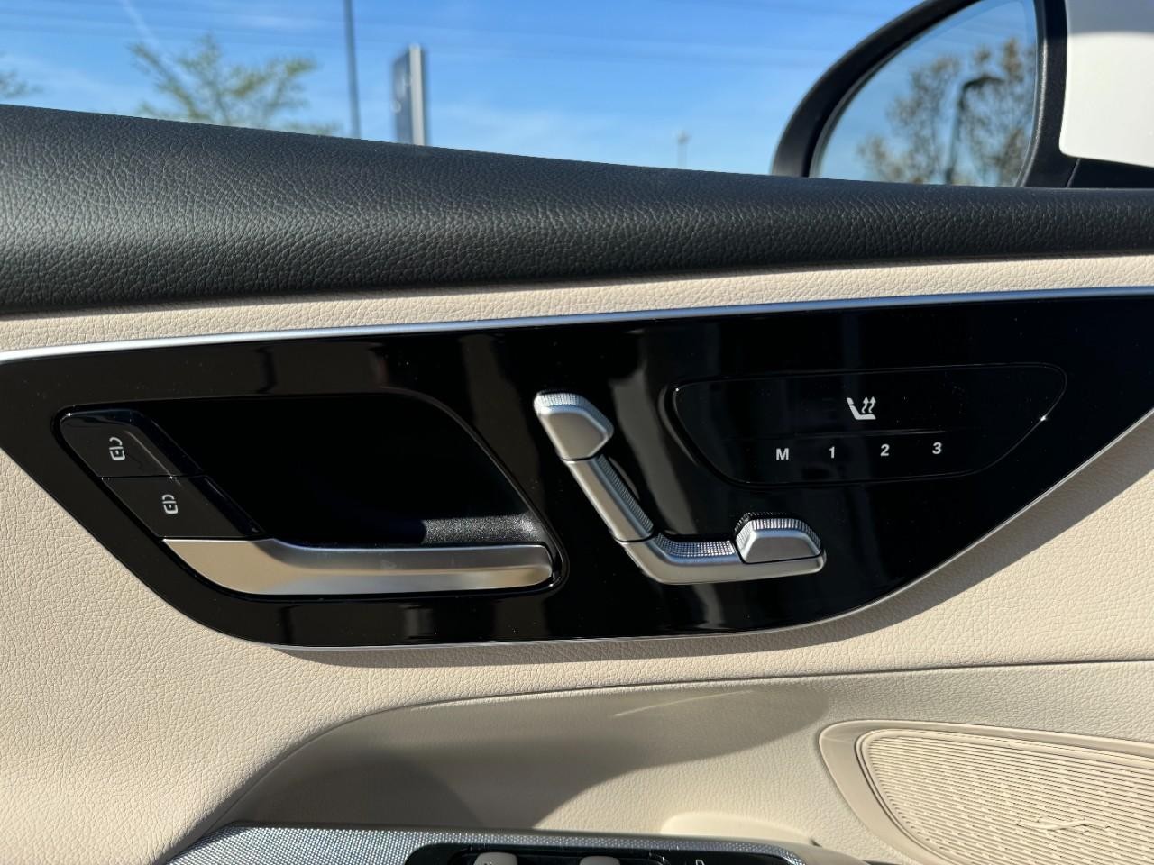 Mercedes-Benz GLC Vehicle Full-screen Gallery Image 22