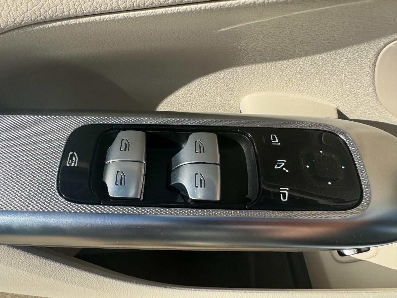 Mercedes-Benz GLC Vehicle Full-screen Gallery Image 23