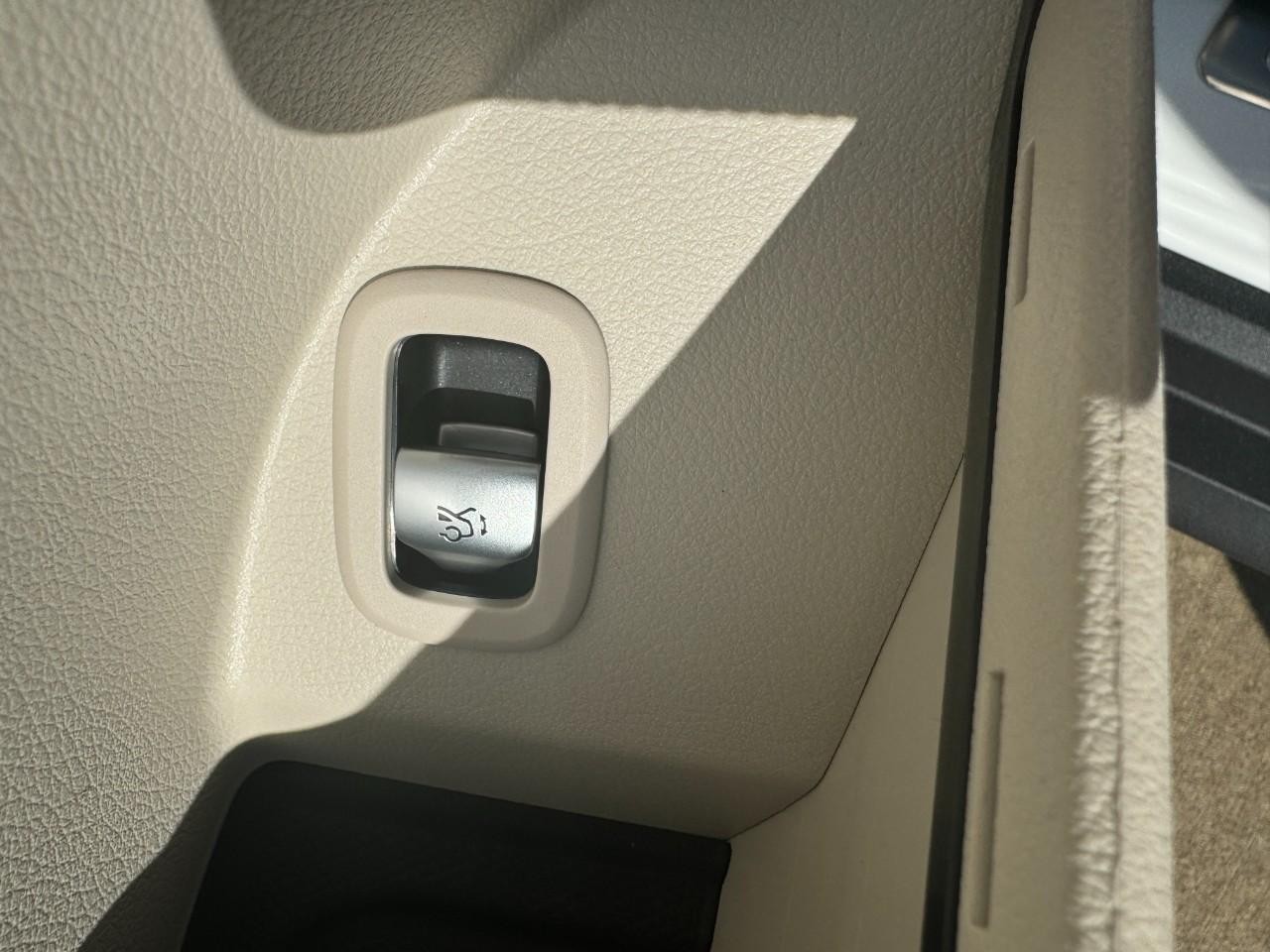 Mercedes-Benz GLC Vehicle Full-screen Gallery Image 25