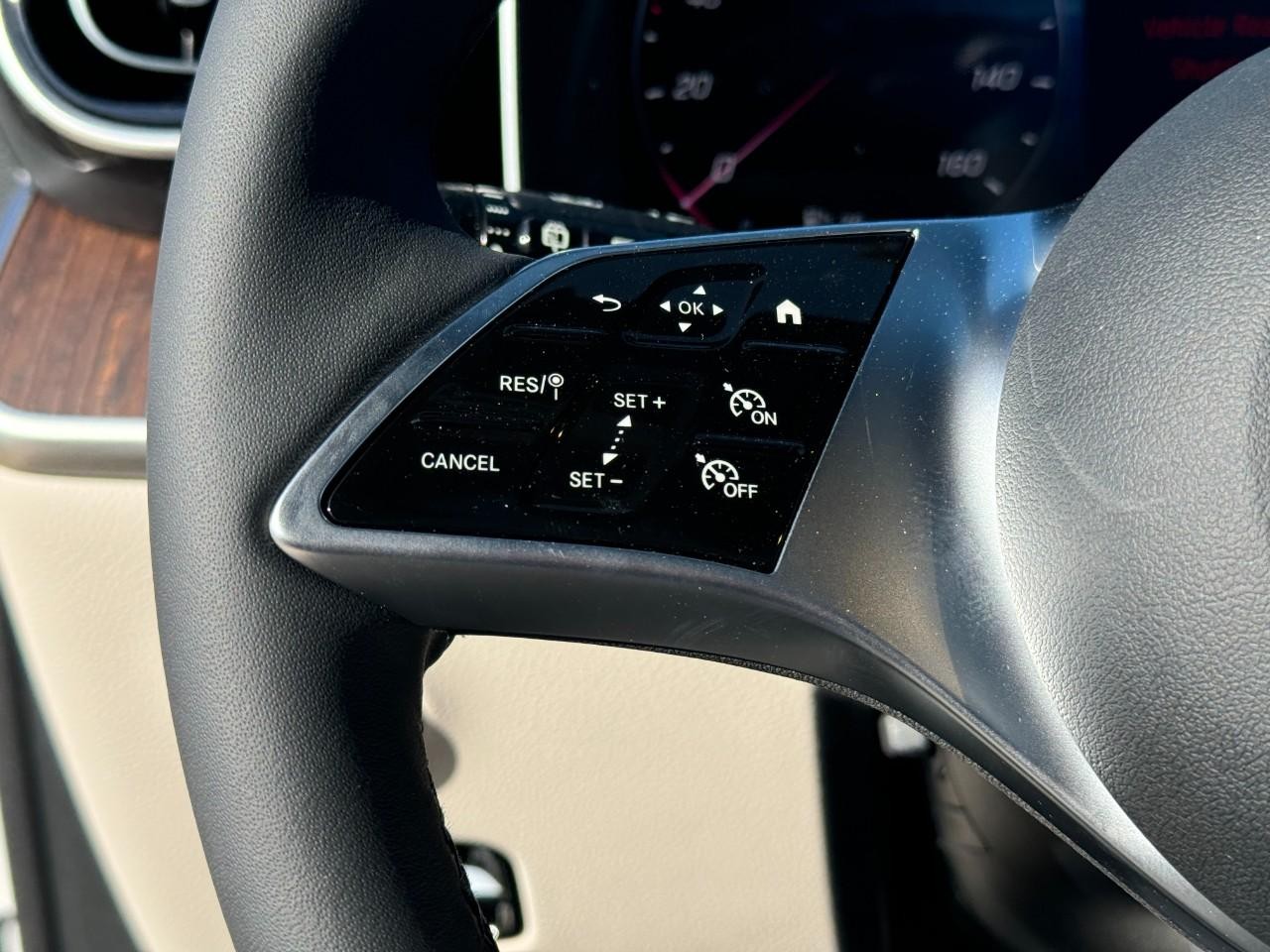 Mercedes-Benz GLC Vehicle Full-screen Gallery Image 29