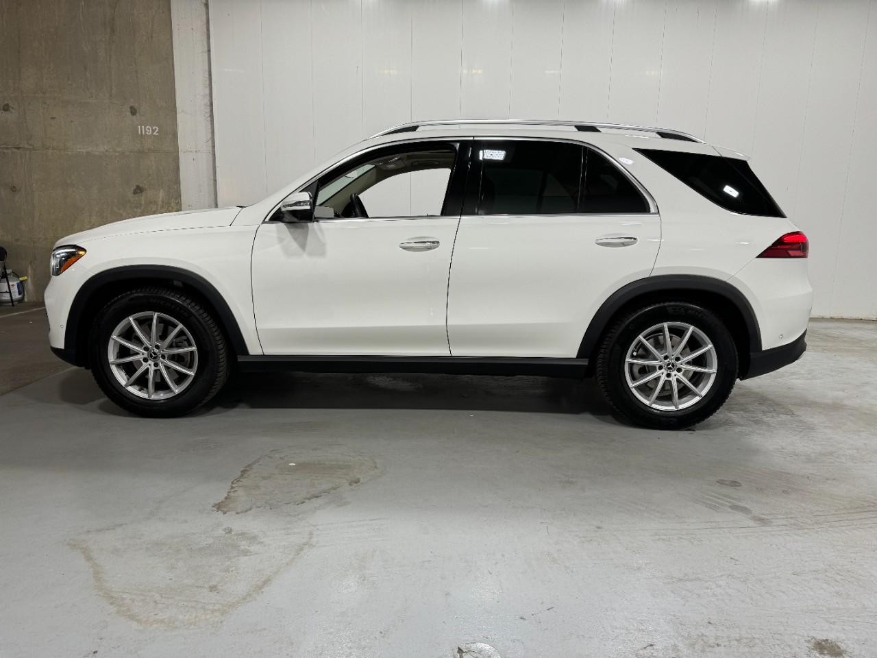 Mercedes-Benz GLE Vehicle Full-screen Gallery Image 2