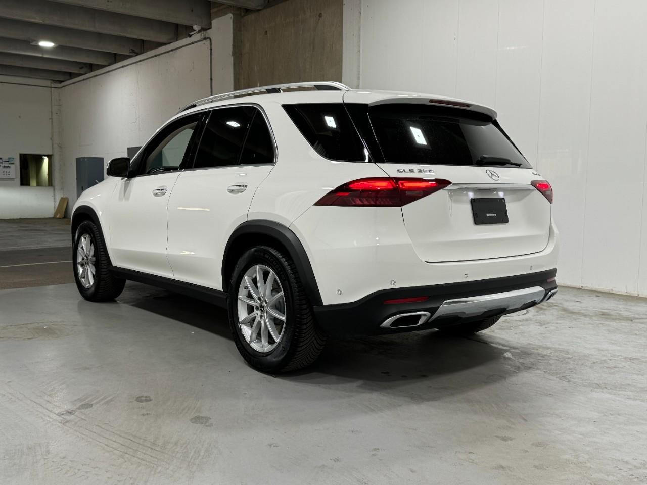 Mercedes-Benz GLE Vehicle Full-screen Gallery Image 3