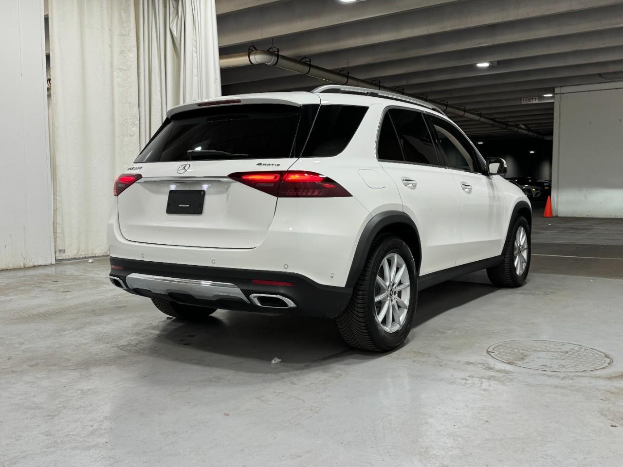 Mercedes-Benz GLE Vehicle Full-screen Gallery Image 4