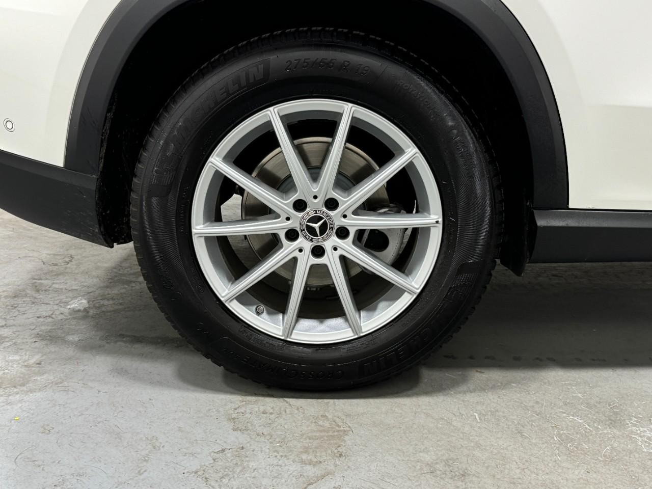 Mercedes-Benz GLE Vehicle Full-screen Gallery Image 5