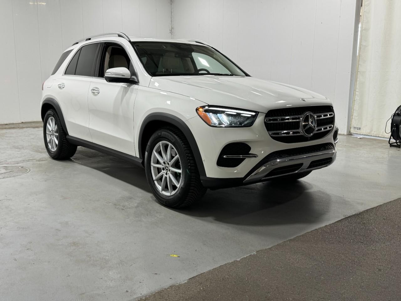 Mercedes-Benz GLE Vehicle Full-screen Gallery Image 6