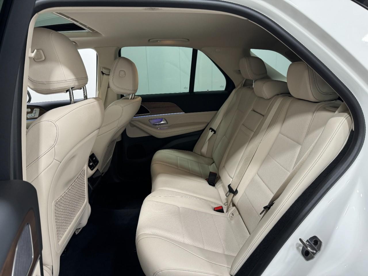 Mercedes-Benz GLE Vehicle Full-screen Gallery Image 8