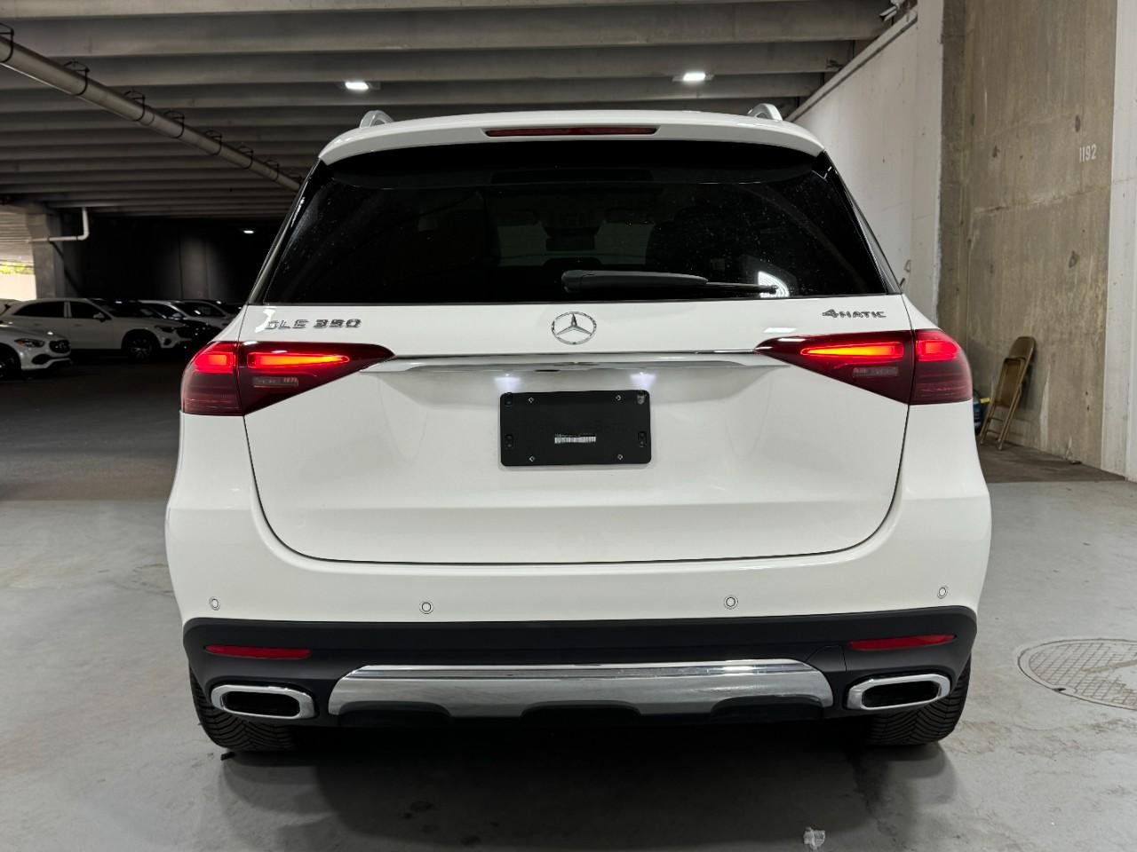 Mercedes-Benz GLE Vehicle Full-screen Gallery Image 9