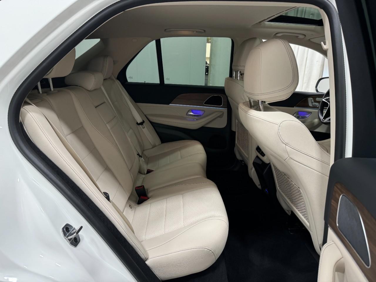 Mercedes-Benz GLE Vehicle Full-screen Gallery Image 10