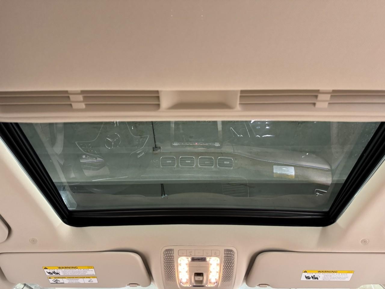 Mercedes-Benz GLE Vehicle Full-screen Gallery Image 11