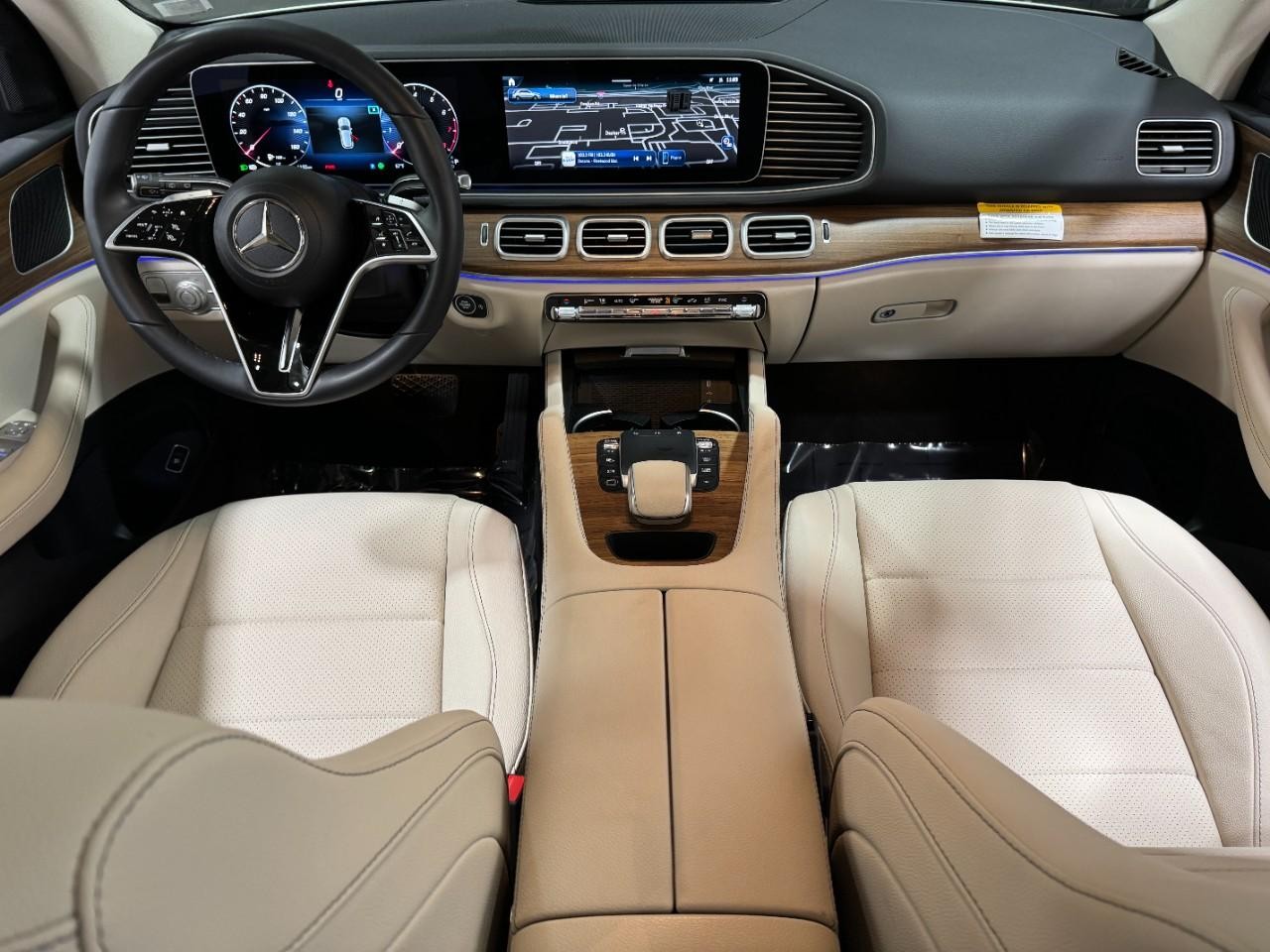 Mercedes-Benz GLE Vehicle Full-screen Gallery Image 12