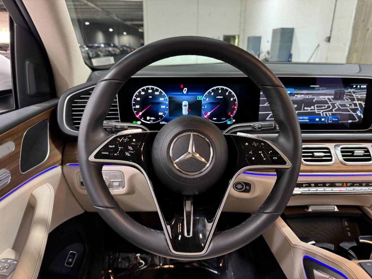 Mercedes-Benz GLE Vehicle Full-screen Gallery Image 13