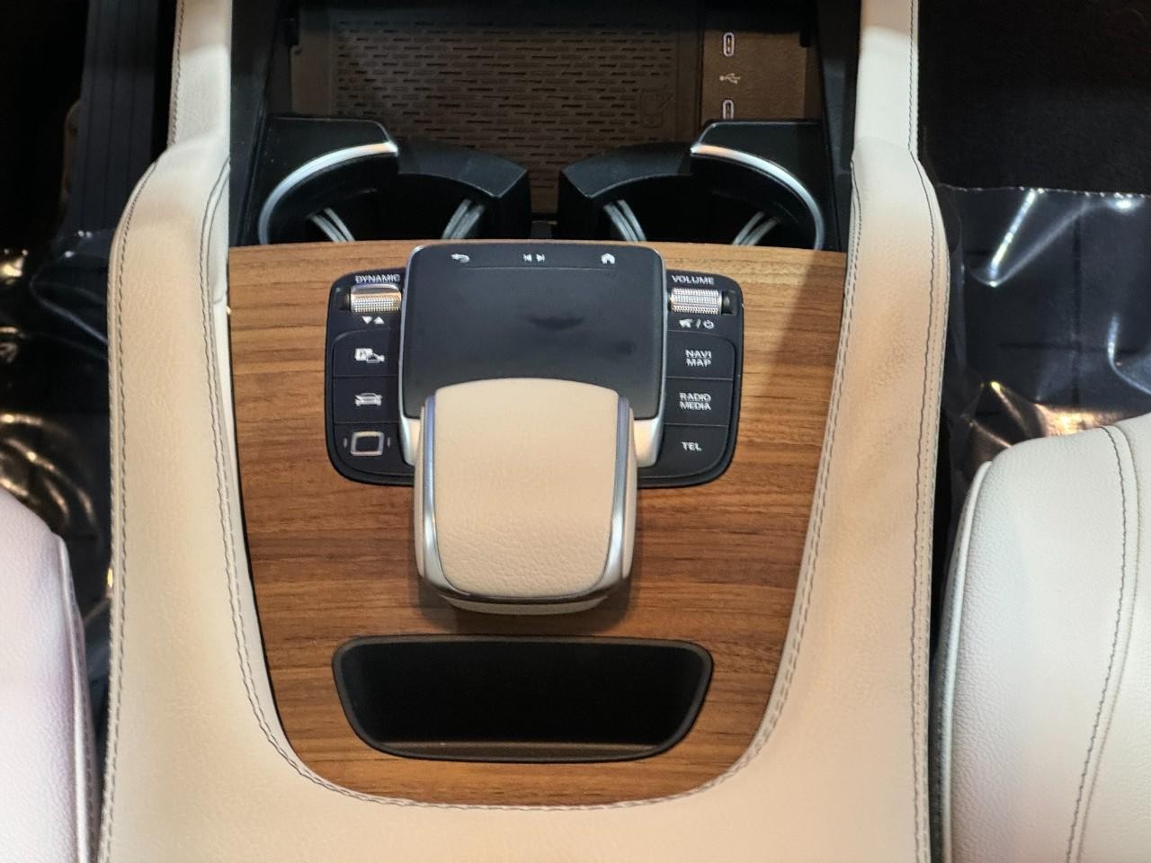 Mercedes-Benz GLE Vehicle Full-screen Gallery Image 16