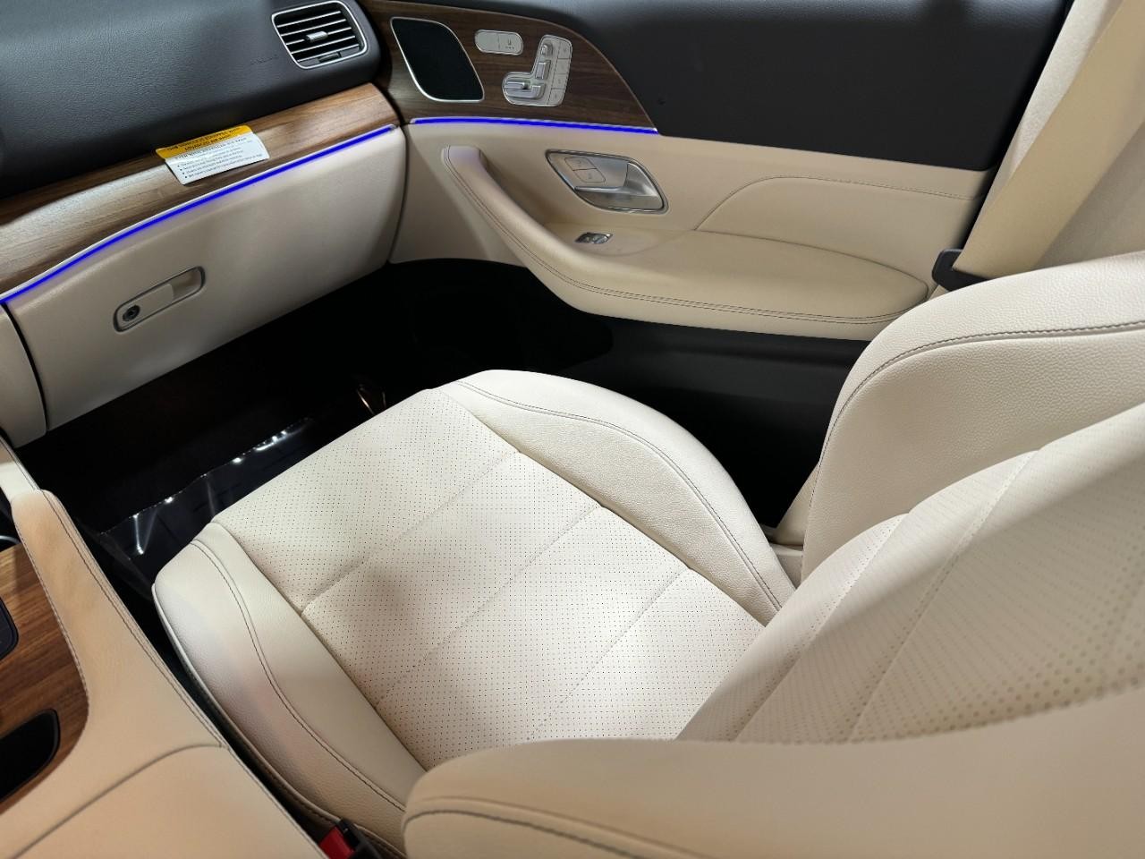 Mercedes-Benz GLE Vehicle Full-screen Gallery Image 17