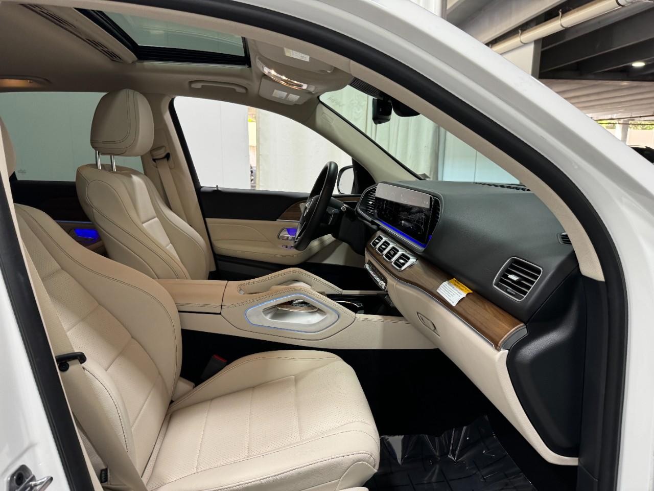 Mercedes-Benz GLE Vehicle Full-screen Gallery Image 18