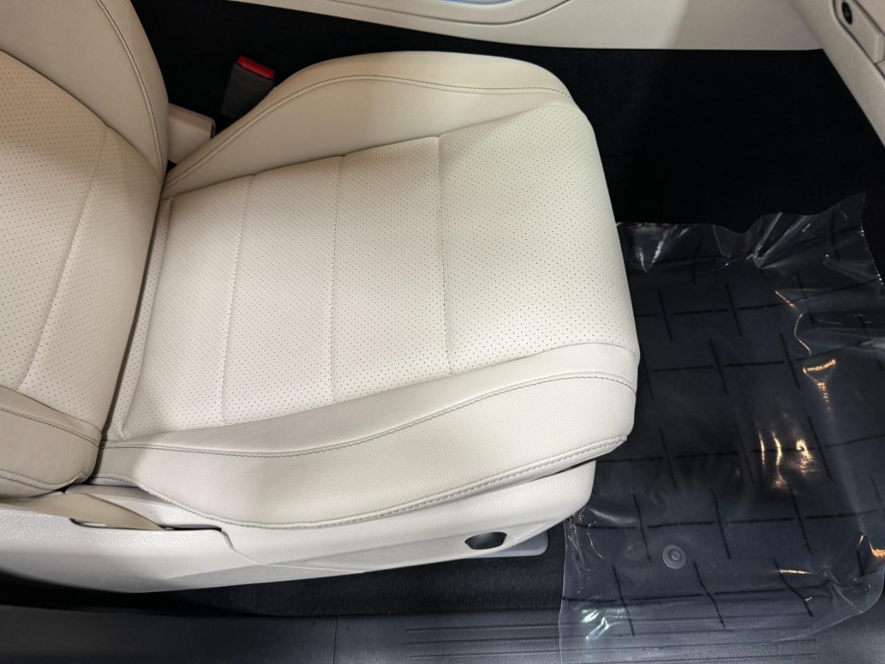 Mercedes-Benz GLE Vehicle Full-screen Gallery Image 19