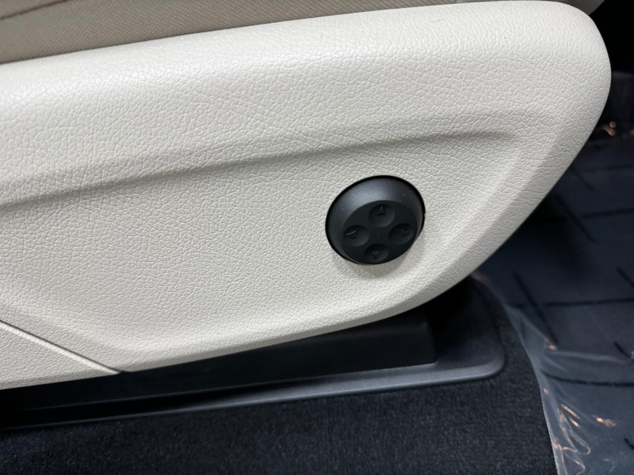 Mercedes-Benz GLE Vehicle Full-screen Gallery Image 20