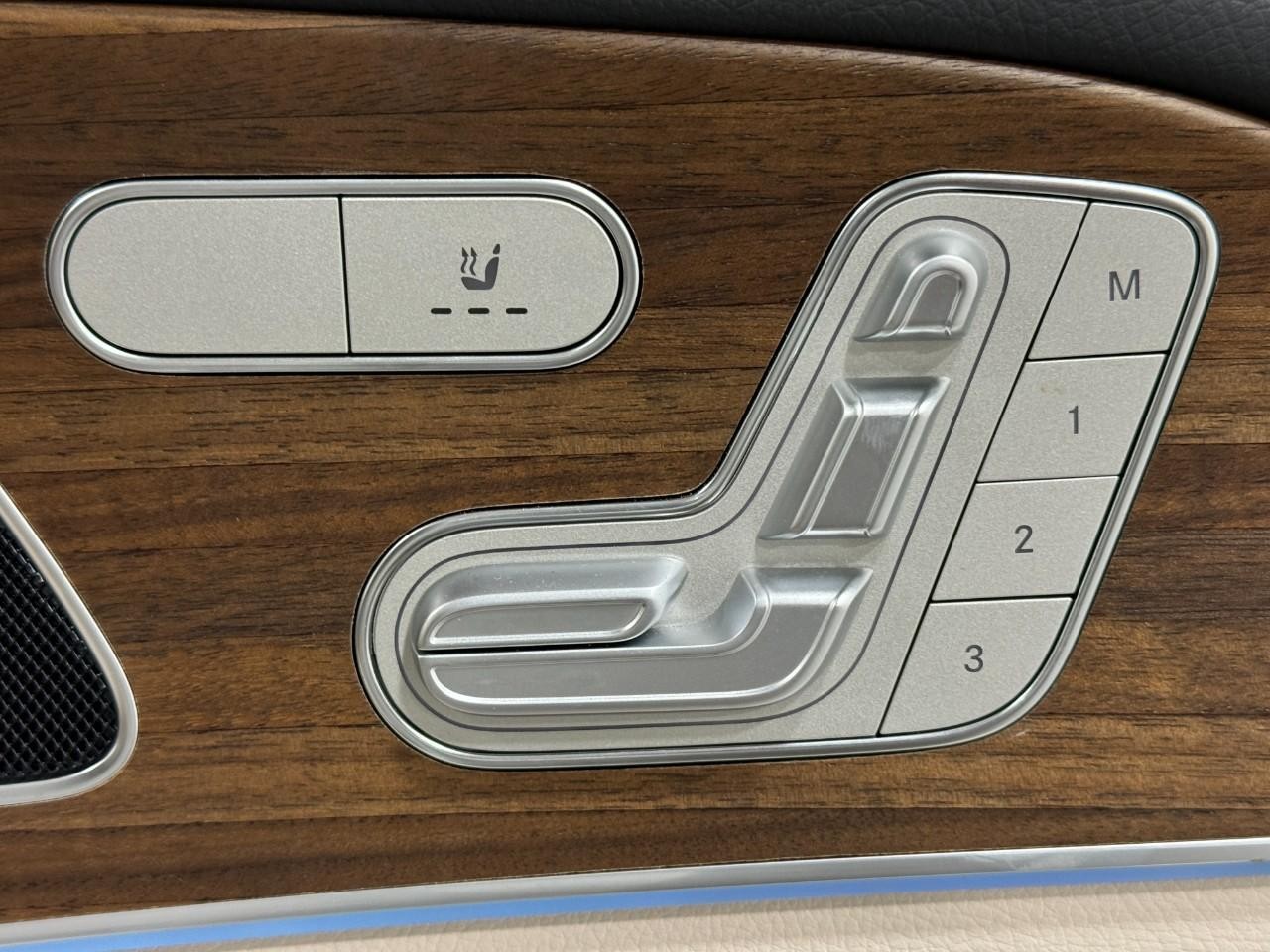 Mercedes-Benz GLE Vehicle Full-screen Gallery Image 21