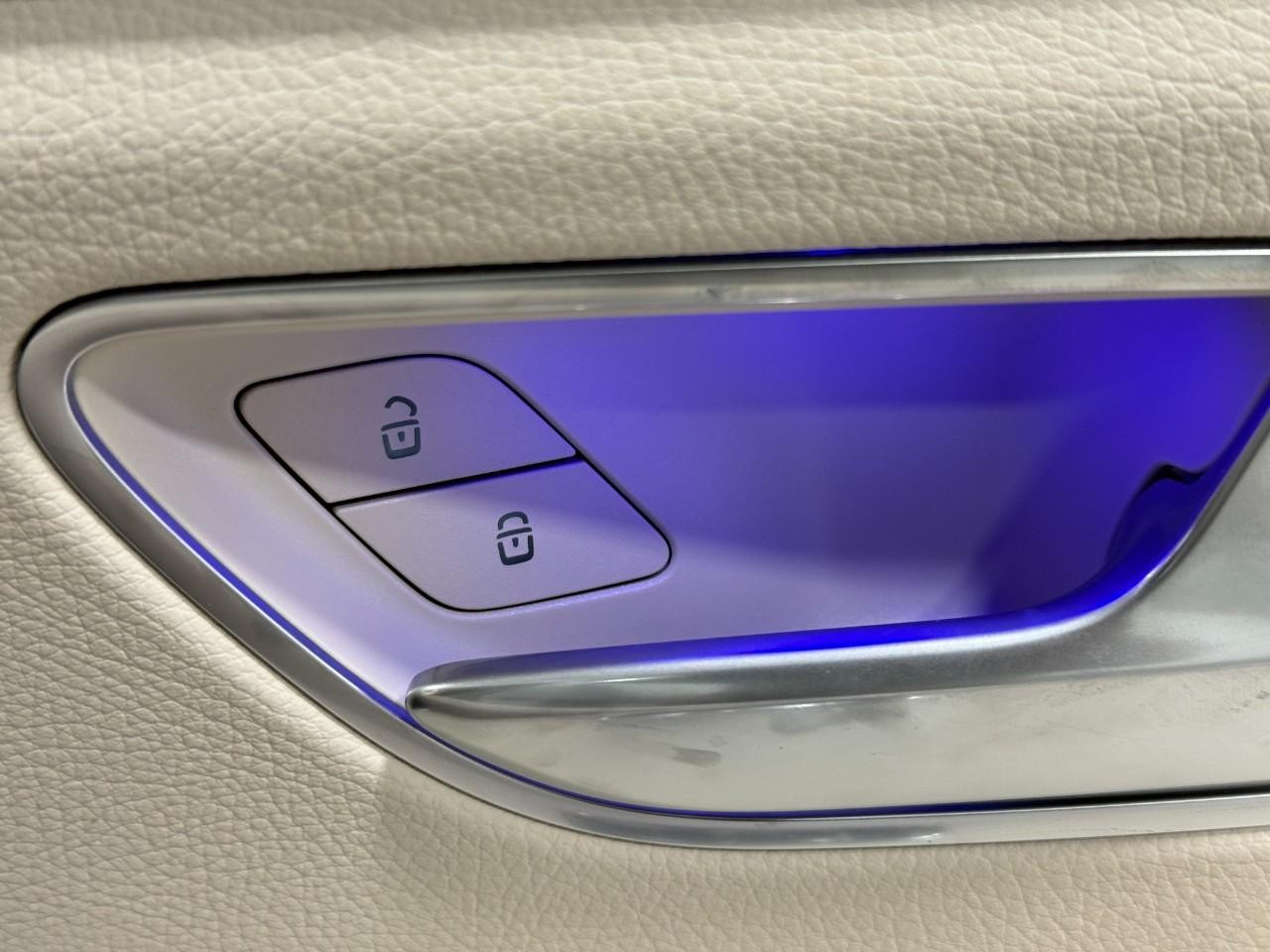 Mercedes-Benz GLE Vehicle Full-screen Gallery Image 22