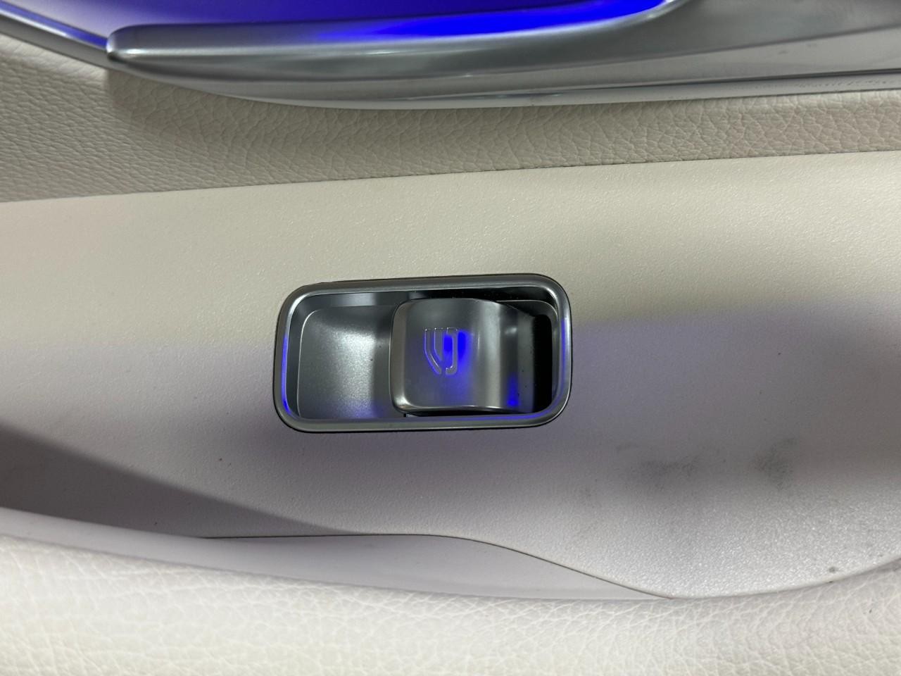 Mercedes-Benz GLE Vehicle Full-screen Gallery Image 23