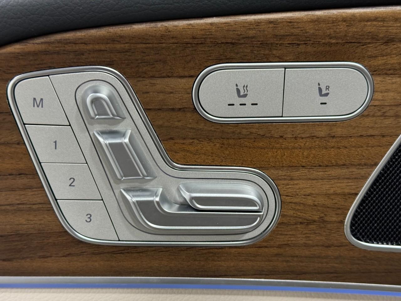 Mercedes-Benz GLE Vehicle Full-screen Gallery Image 24