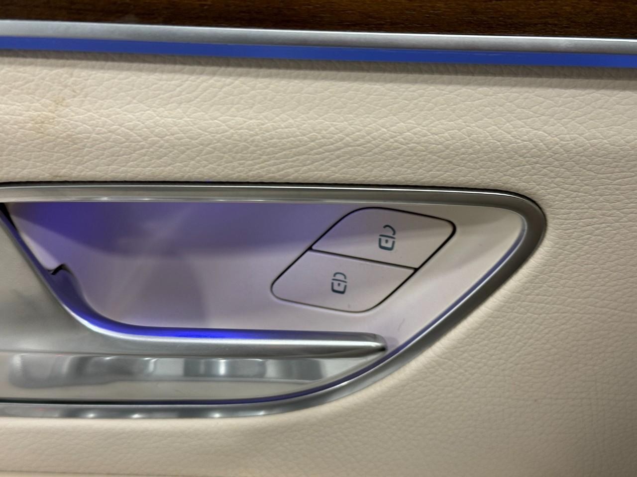 Mercedes-Benz GLE Vehicle Full-screen Gallery Image 25