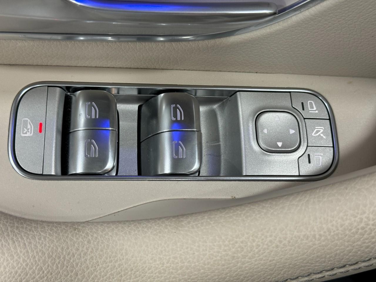 Mercedes-Benz GLE Vehicle Full-screen Gallery Image 26