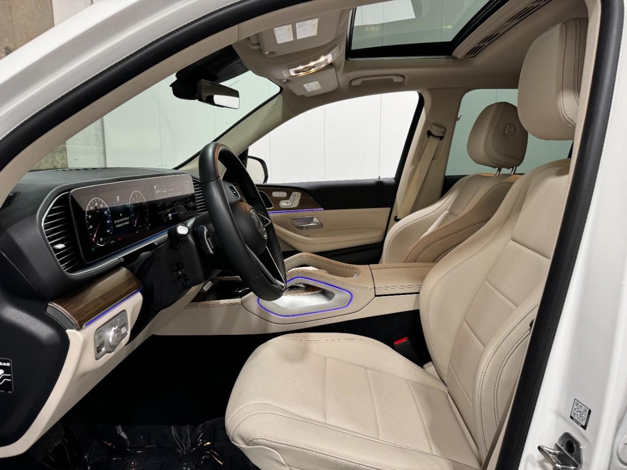 Mercedes-Benz GLE Vehicle Full-screen Gallery Image 28