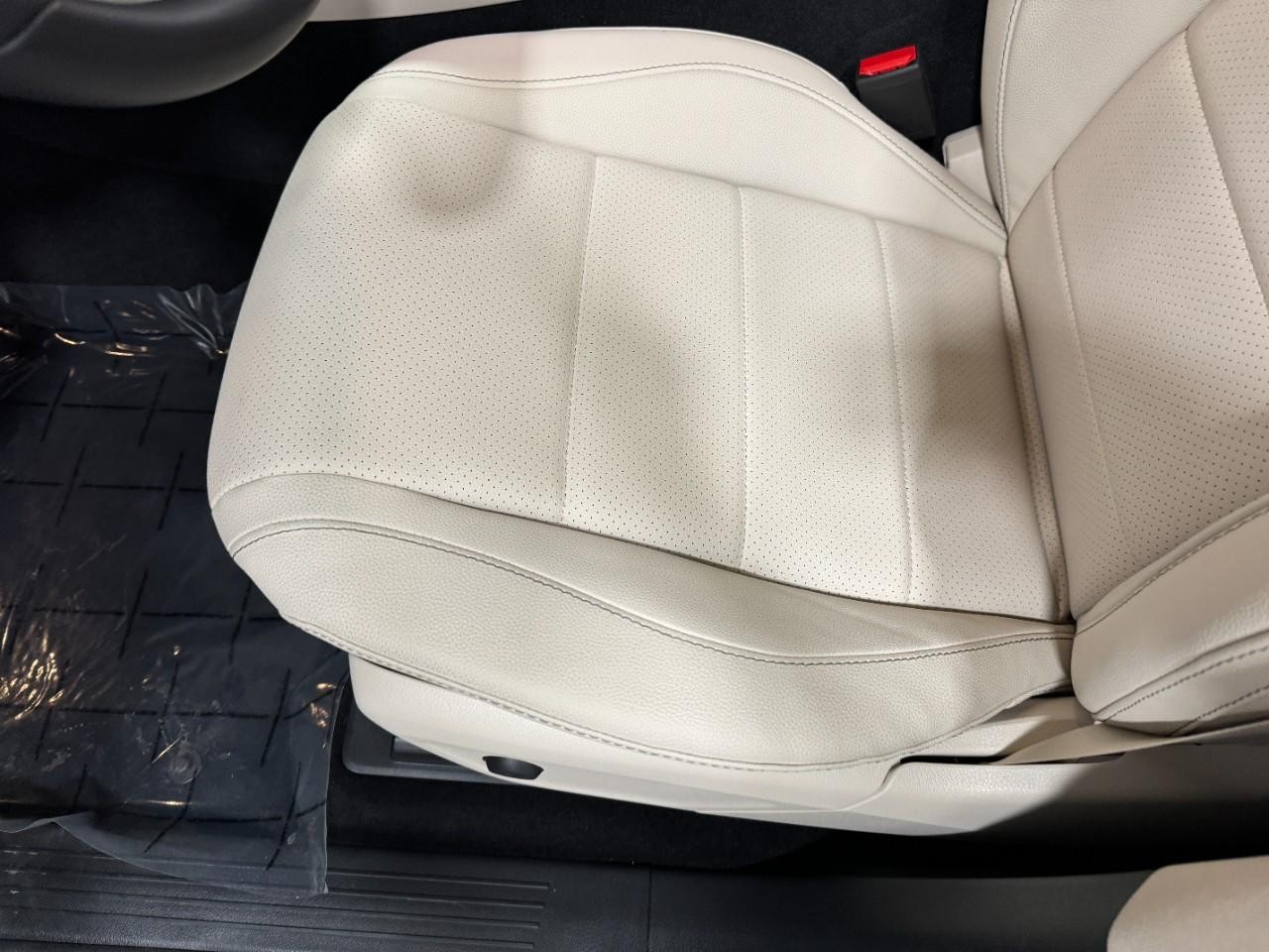 Mercedes-Benz GLE Vehicle Full-screen Gallery Image 29