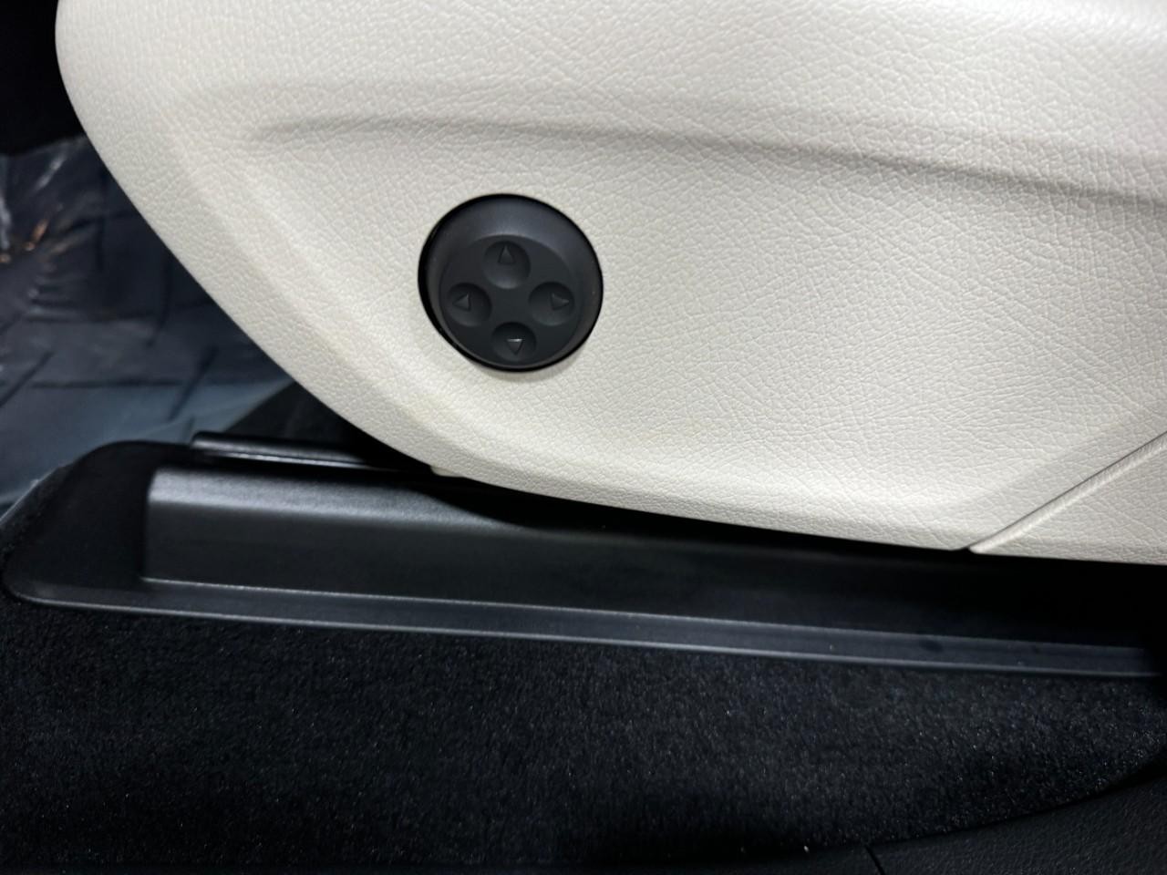 Mercedes-Benz GLE Vehicle Full-screen Gallery Image 30