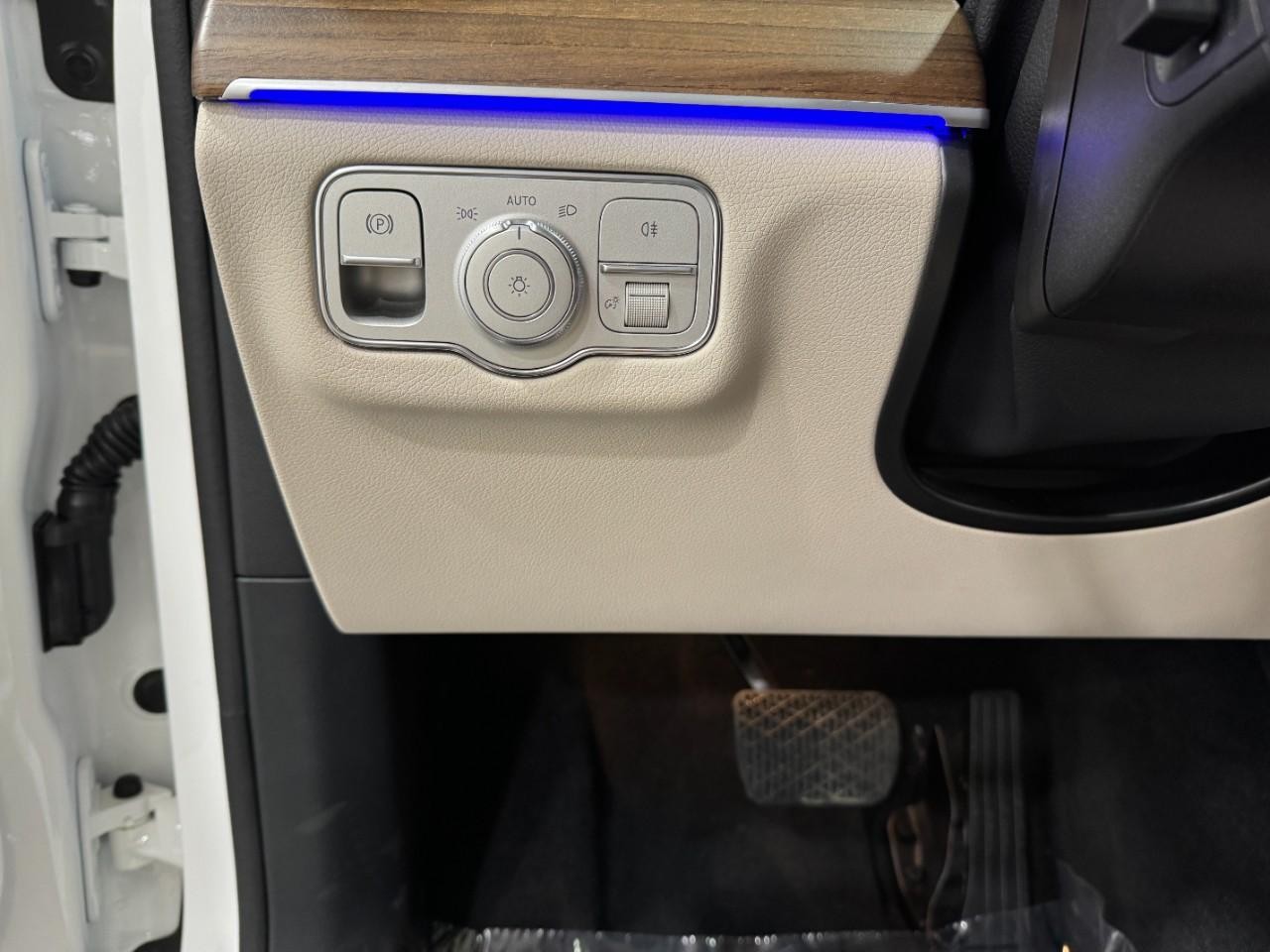 Mercedes-Benz GLE Vehicle Full-screen Gallery Image 31