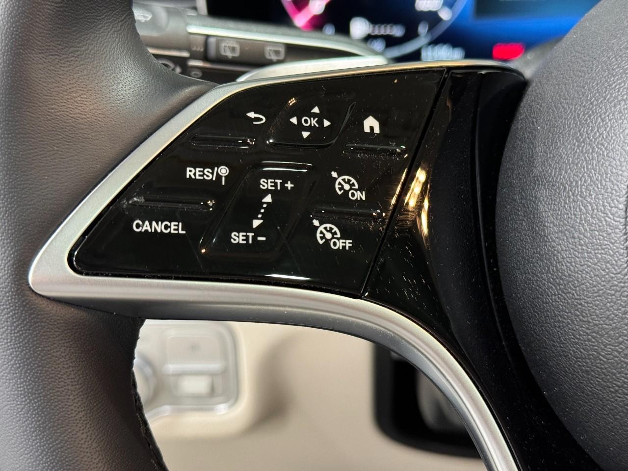 Mercedes-Benz GLE Vehicle Full-screen Gallery Image 32