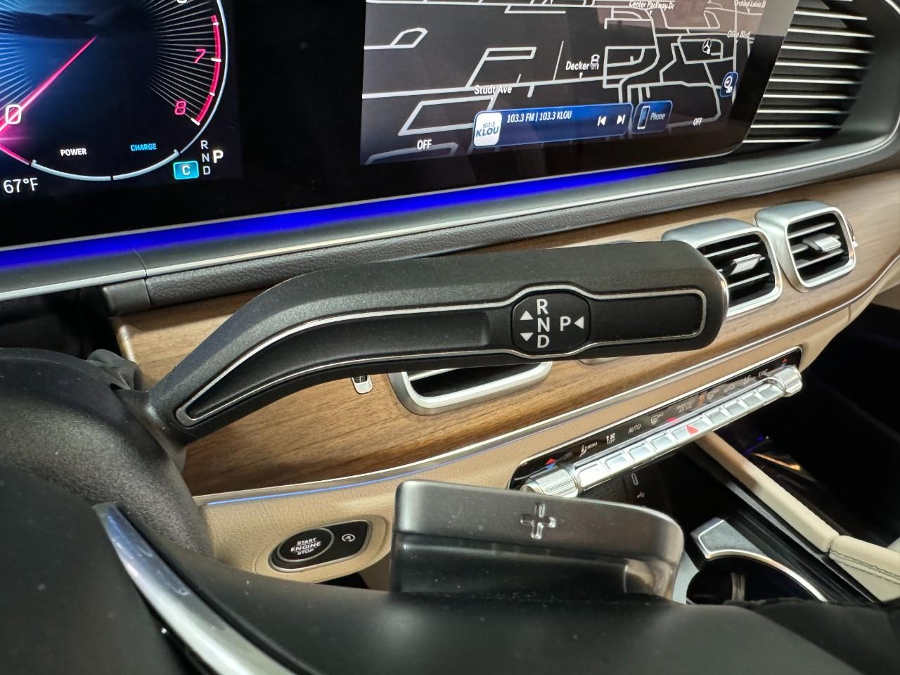 Mercedes-Benz GLE Vehicle Full-screen Gallery Image 35