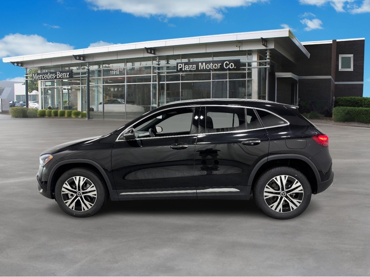 Mercedes-Benz GLA Vehicle Full-screen Gallery Image 2