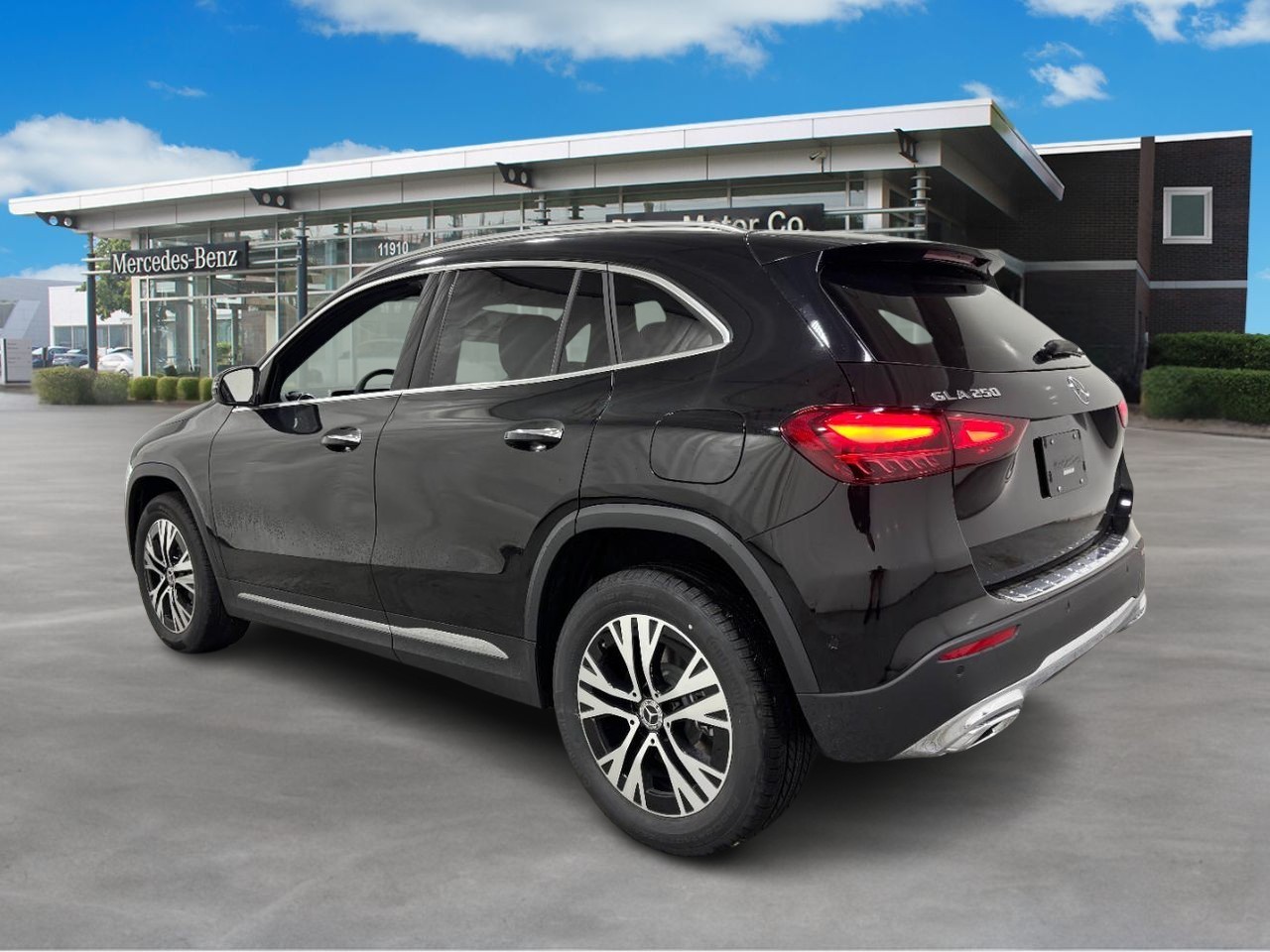 Mercedes-Benz GLA Vehicle Full-screen Gallery Image 3