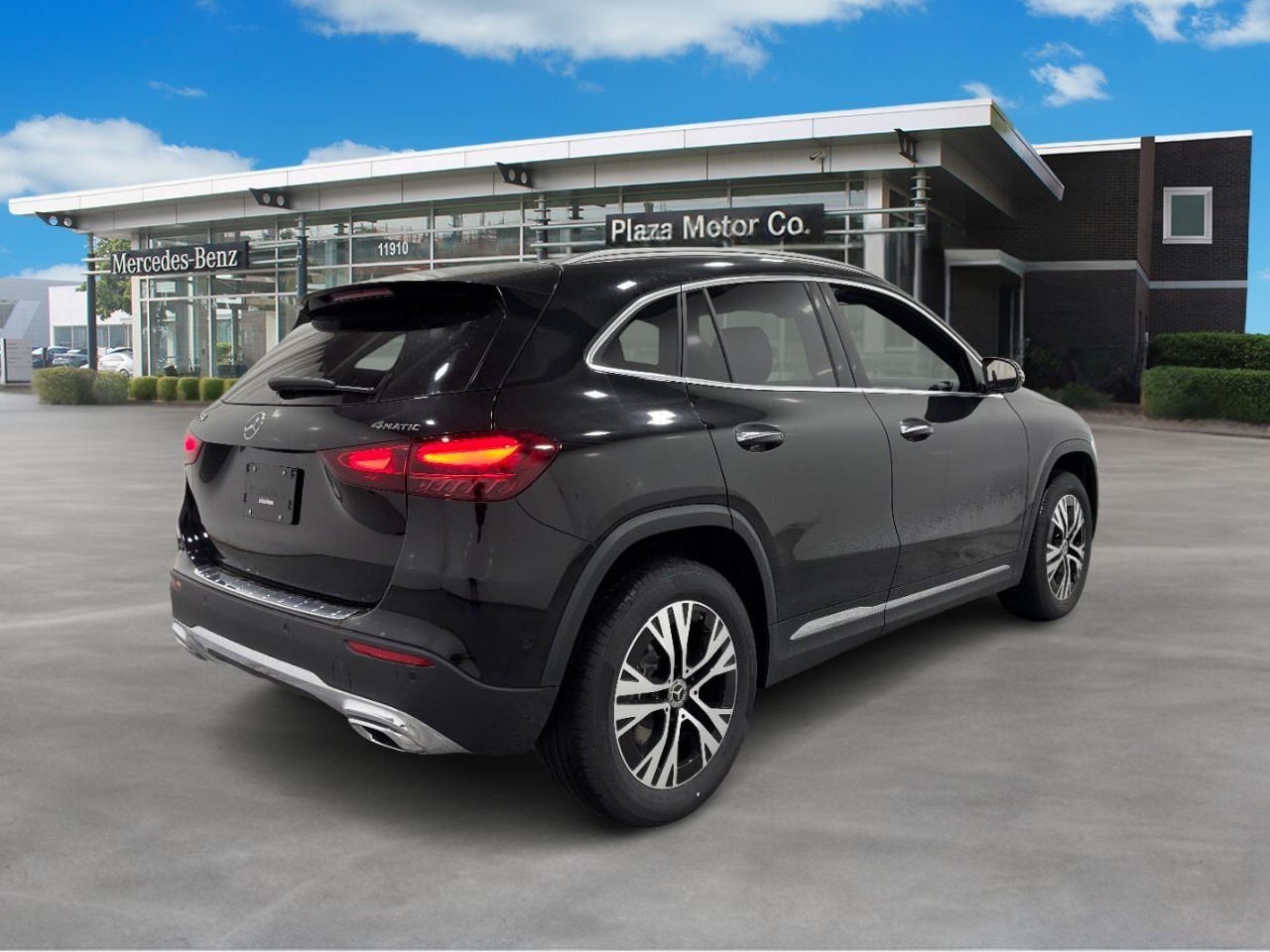 Mercedes-Benz GLA Vehicle Full-screen Gallery Image 4