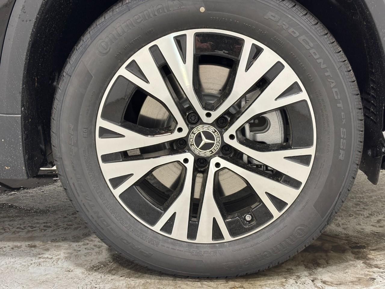 Mercedes-Benz GLA Vehicle Full-screen Gallery Image 5