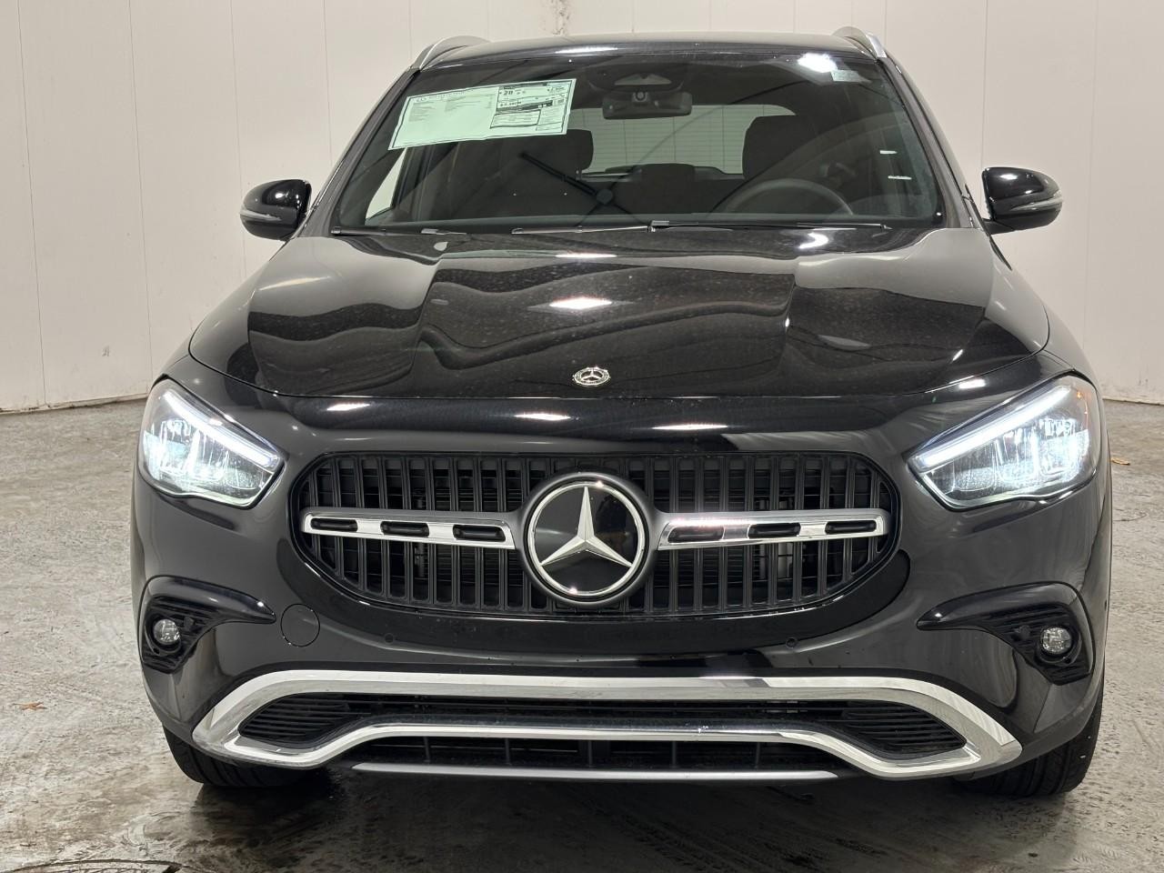 Mercedes-Benz GLA Vehicle Full-screen Gallery Image 7