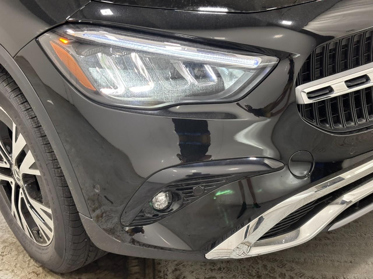 Mercedes-Benz GLA Vehicle Full-screen Gallery Image 8