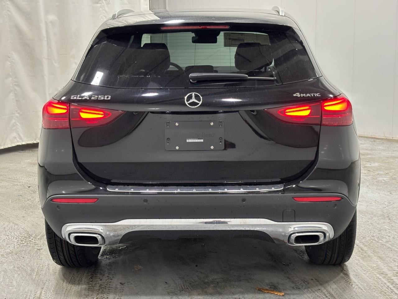 Mercedes-Benz GLA Vehicle Full-screen Gallery Image 10