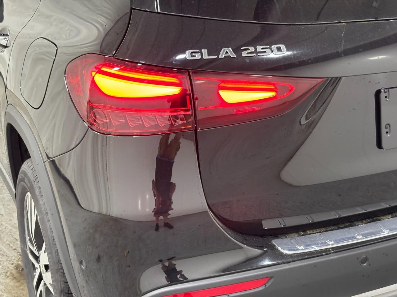 Mercedes-Benz GLA Vehicle Full-screen Gallery Image 11