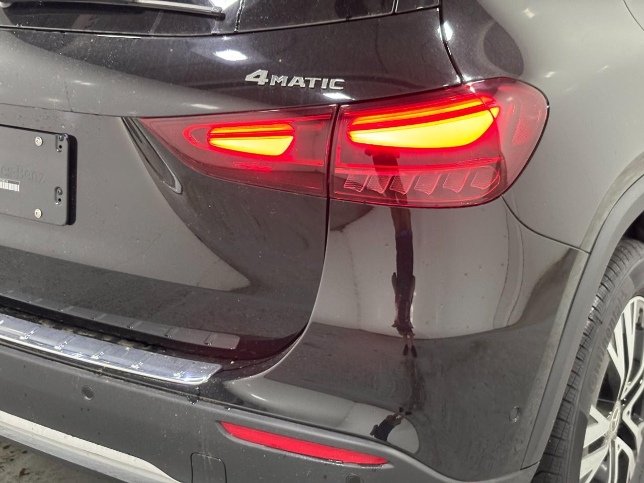 Mercedes-Benz GLA Vehicle Full-screen Gallery Image 12