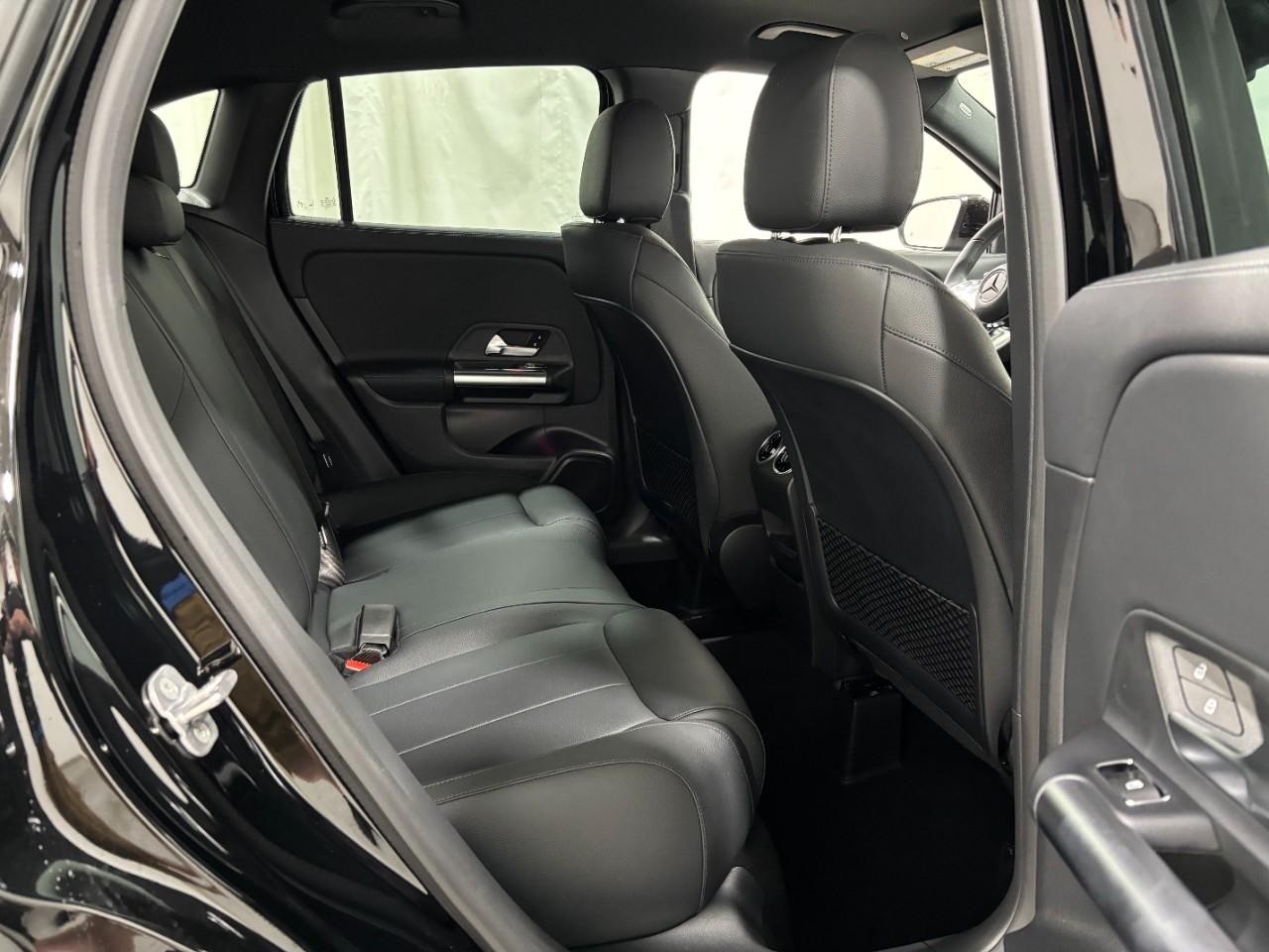 Mercedes-Benz GLA Vehicle Full-screen Gallery Image 13