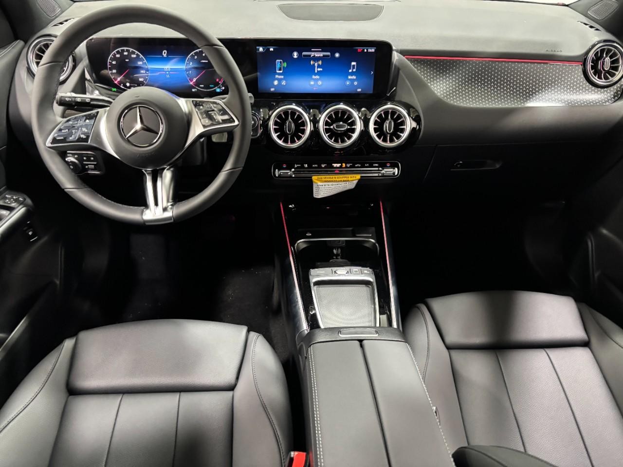 Mercedes-Benz GLA Vehicle Full-screen Gallery Image 14