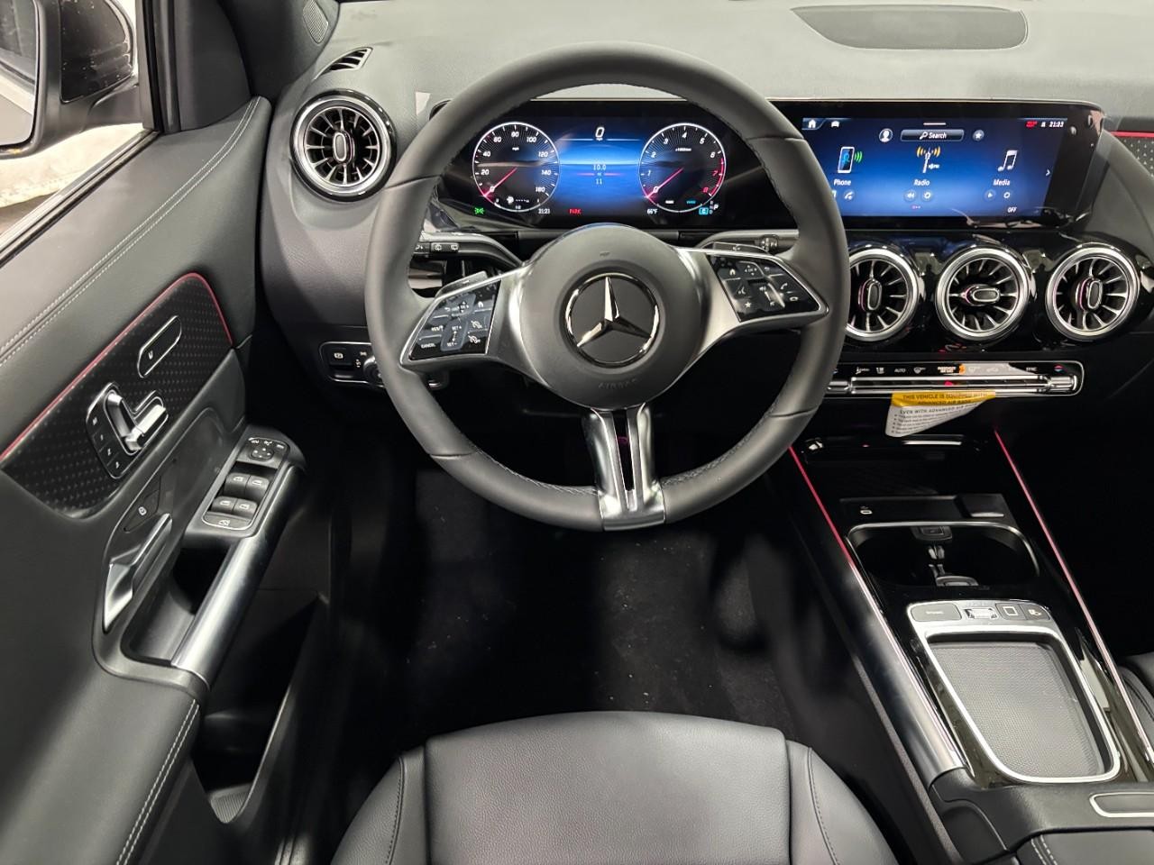 Mercedes-Benz GLA Vehicle Full-screen Gallery Image 15