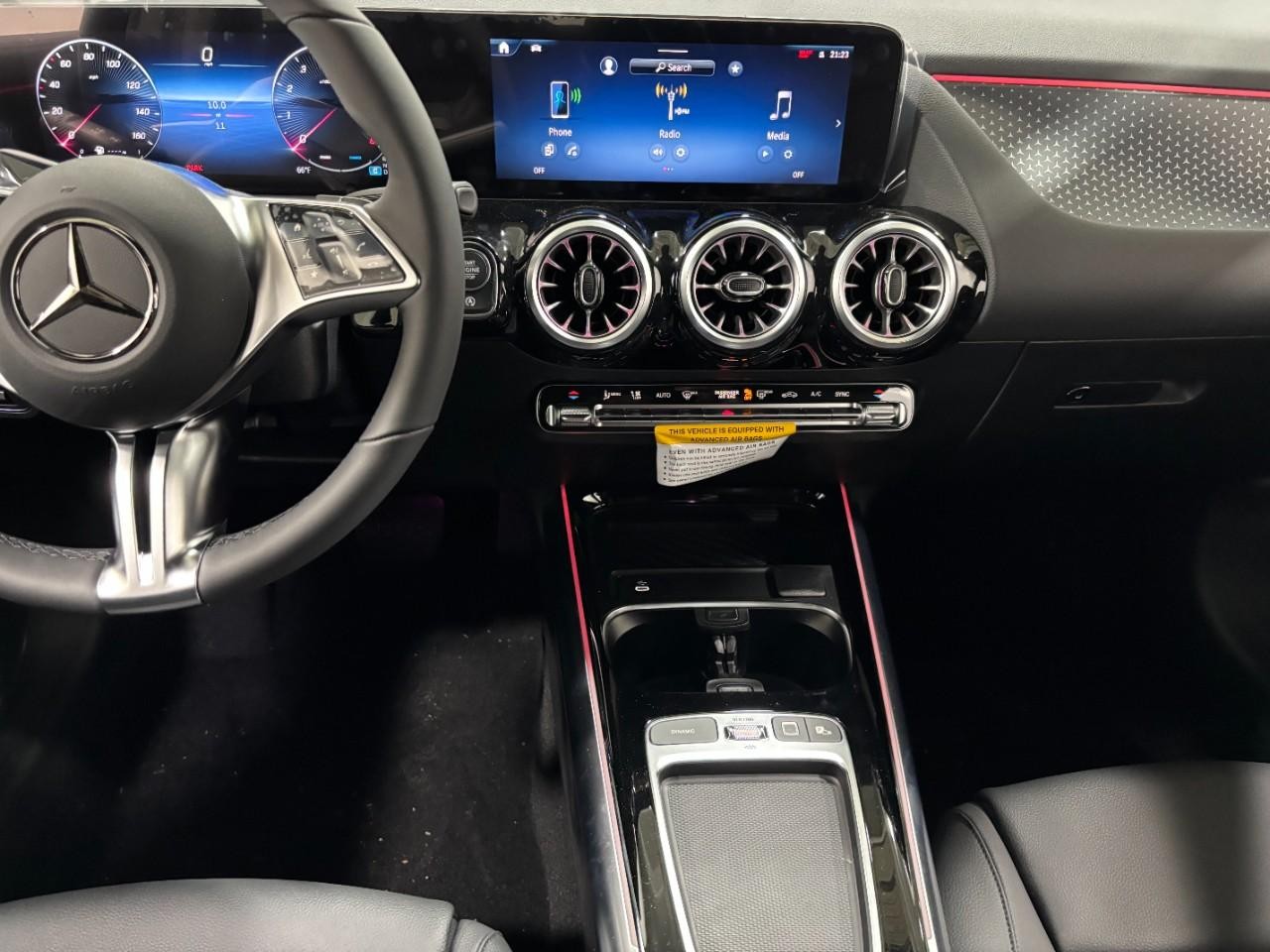 Mercedes-Benz GLA Vehicle Full-screen Gallery Image 16