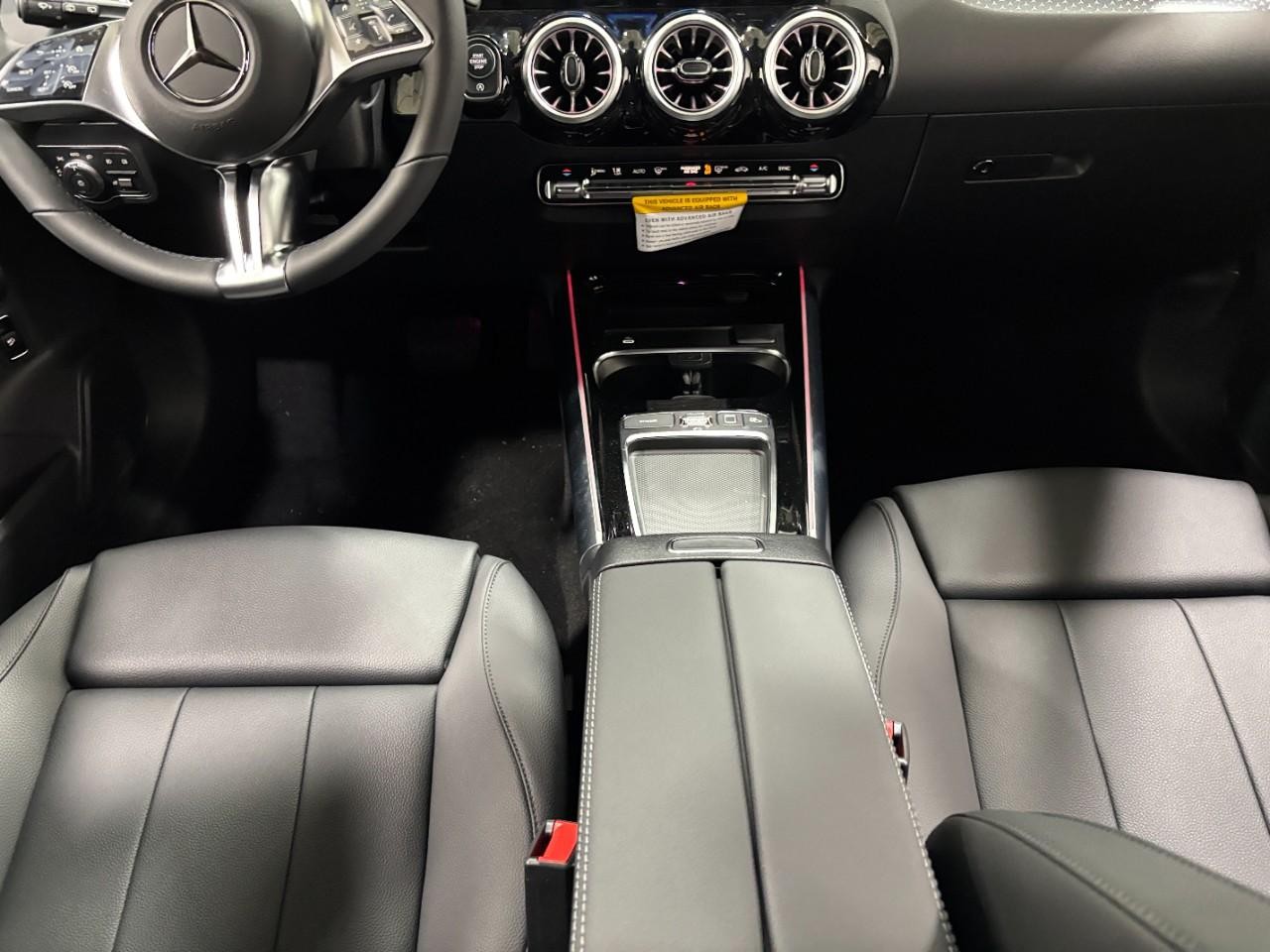 Mercedes-Benz GLA Vehicle Full-screen Gallery Image 17