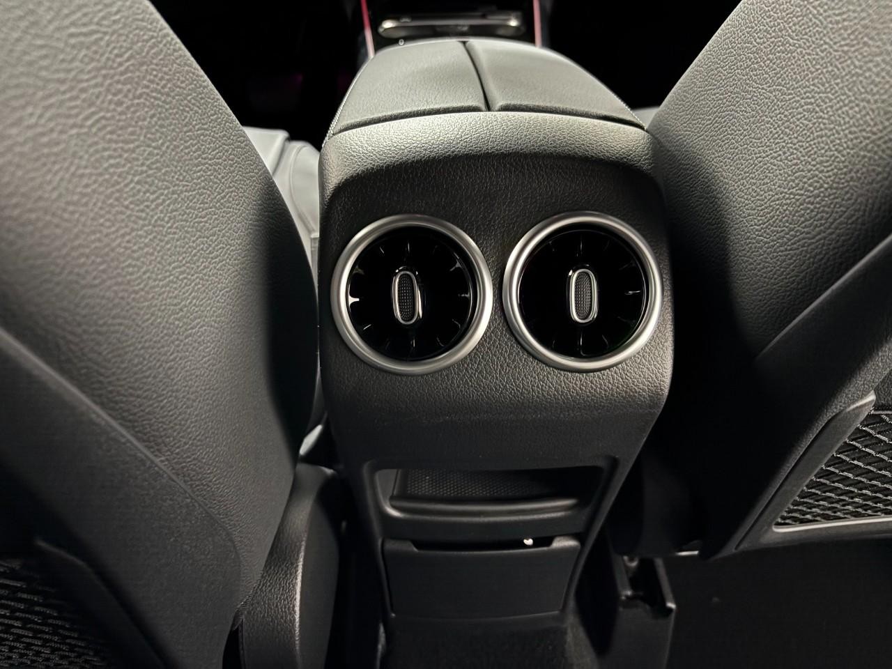 Mercedes-Benz GLA Vehicle Full-screen Gallery Image 18