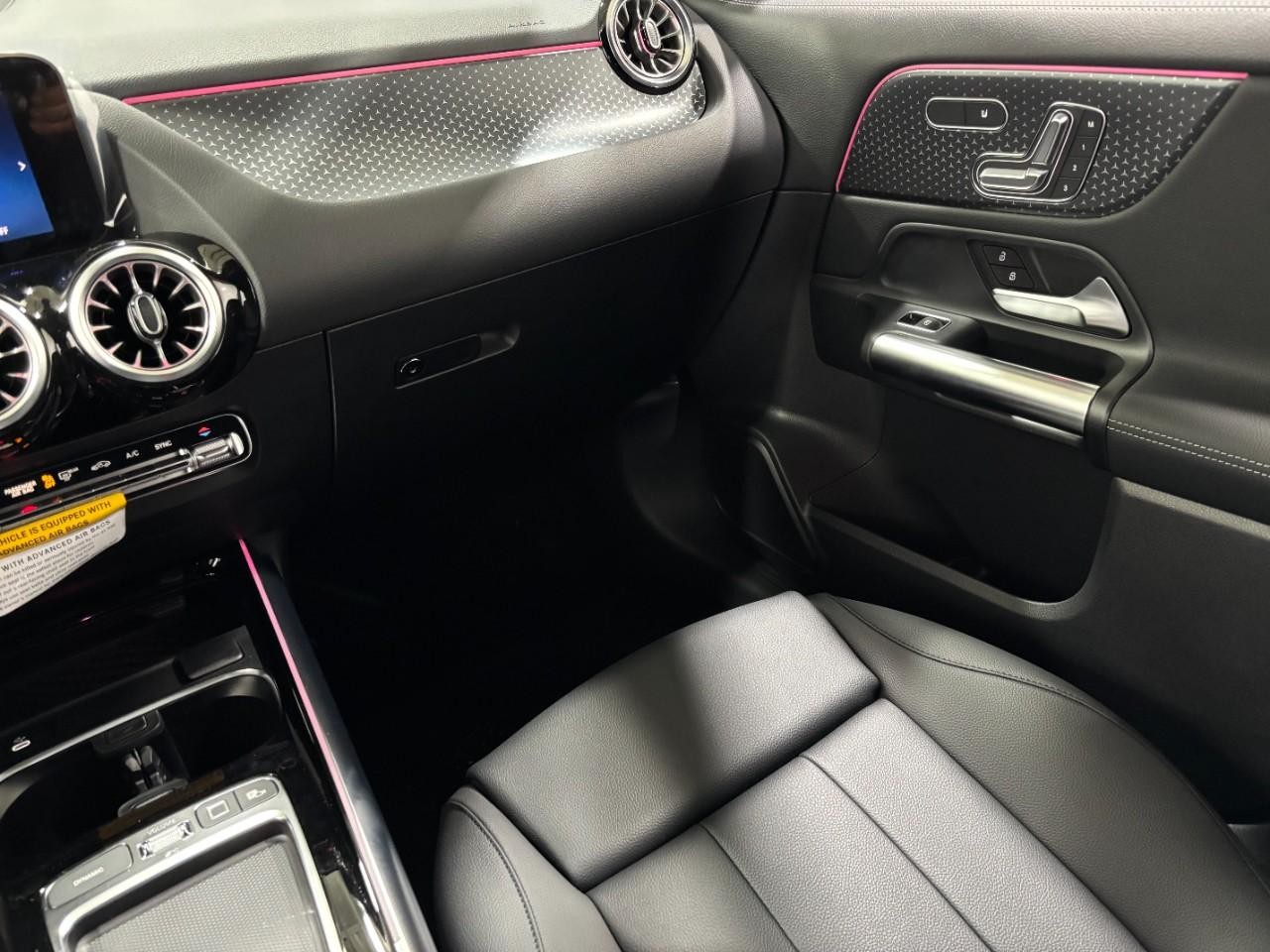 Mercedes-Benz GLA Vehicle Full-screen Gallery Image 19